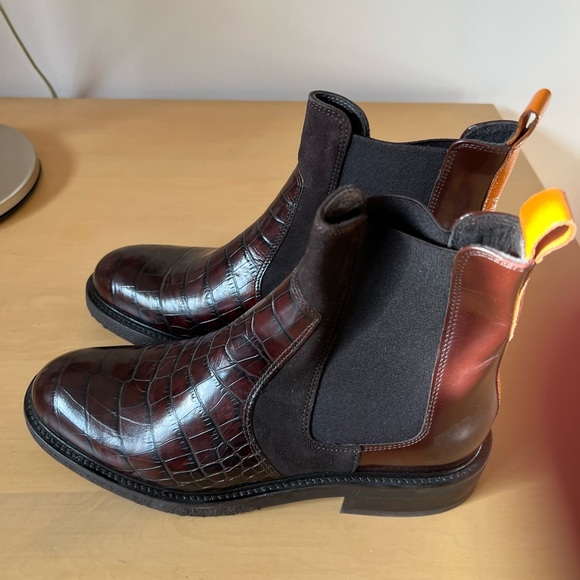 Brown leather boots with suede accent - Picture 1 of 8